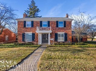 595 Thorn Tree Rd, Grosse Pointe Woods, MI 48236