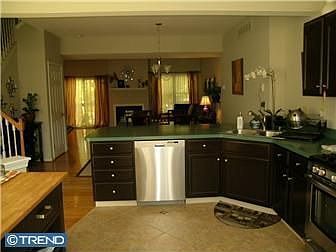 3rd image of 15 Thomas Ln N
