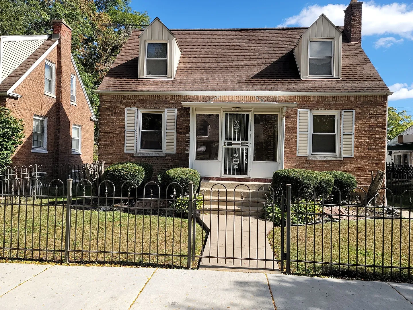 10055 S Oglesby Ave photo 1