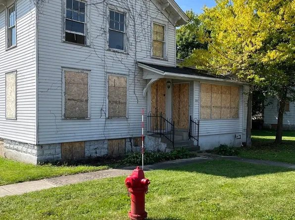 1215 E Main St, Saint Charles, IL 60174