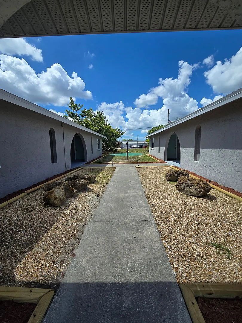 Building Photo - 702 SE 47th St #4