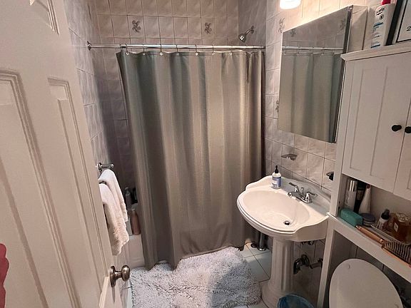 5th image of 420 E 82nd St APT 4A
