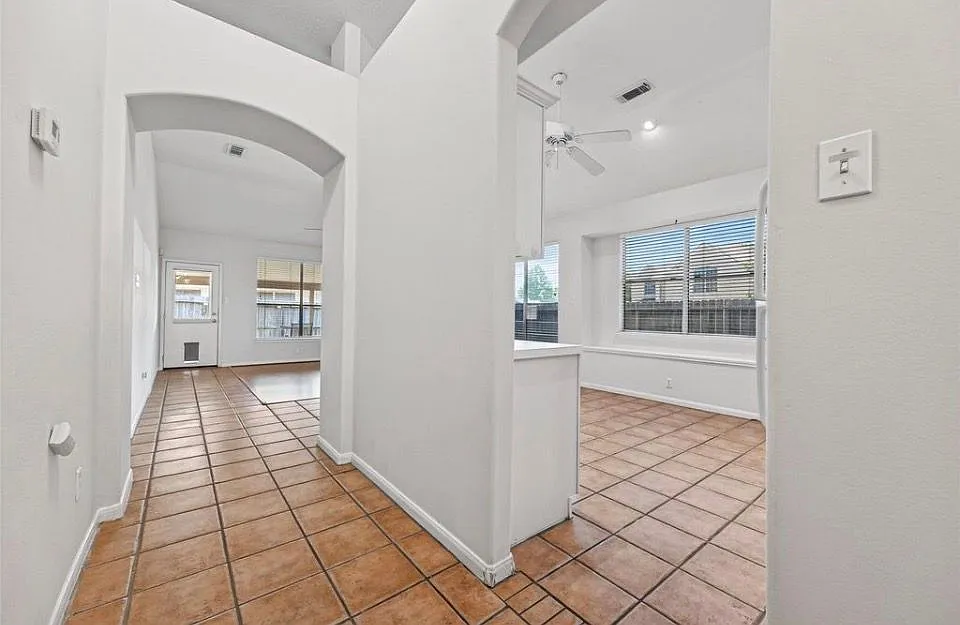 3 bed, 2.0 bath, 1761 sqft, $1,900 — Photo 3