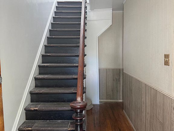2nd image of 1013 Wall St