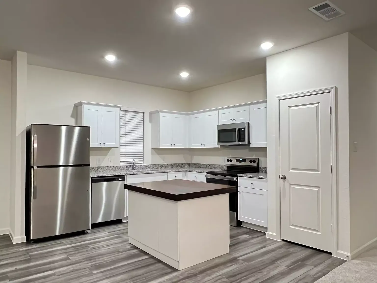 902 Lexington Ln — Photo 4