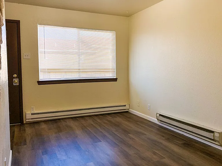 Spacious 2 Bedroom Apartment with Private Patio — Photo 12
