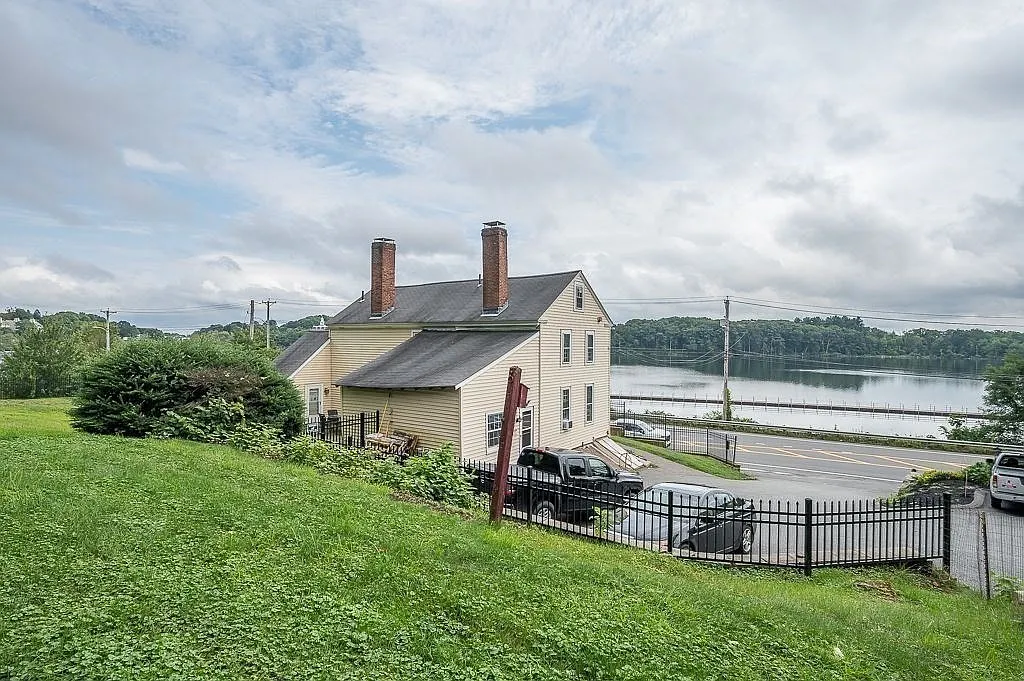 4 bed, 2000 sqft, $3,500 — Photo 2