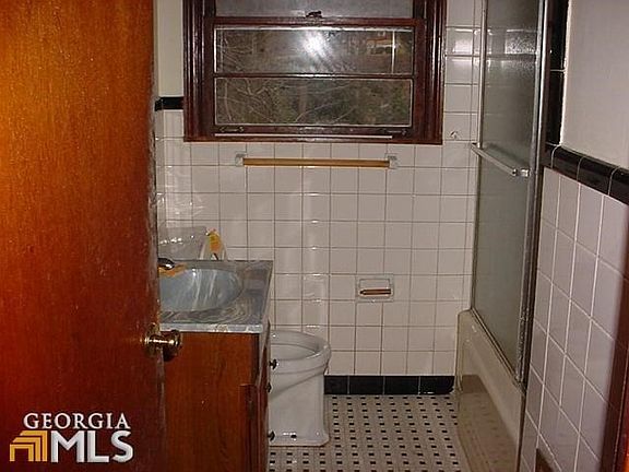 3rd image of 1192 Stoneybrook Rd