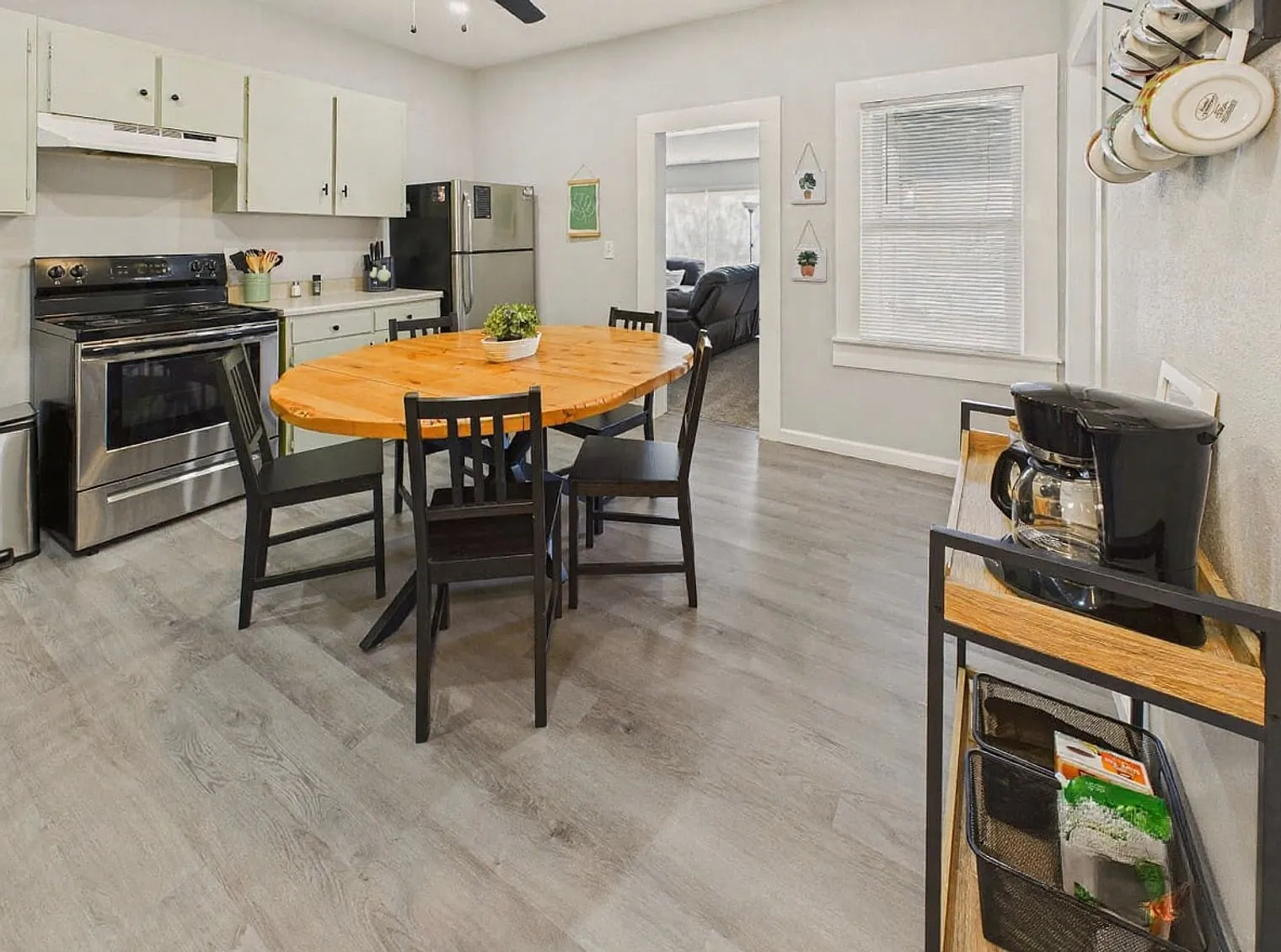 3 bed, 1.0 bath, 1259 sqft, $6,292 — Photo 2
