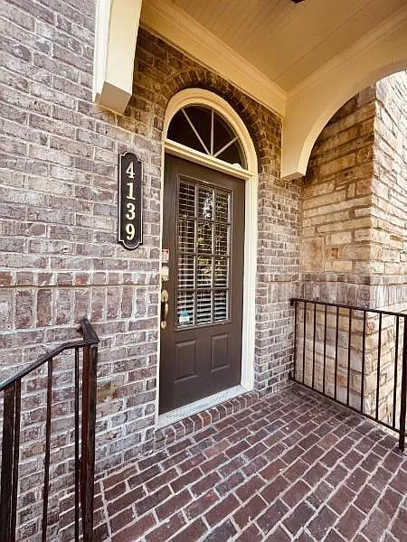 3 bed, 3.5 bath, 2422 sqft, $3,600 — Photo 2
