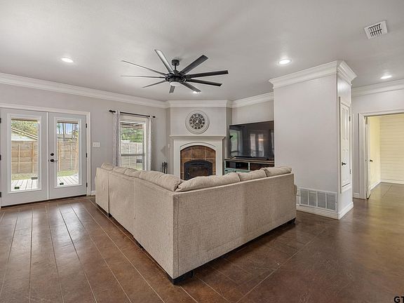 5th image of 710 Willowood St