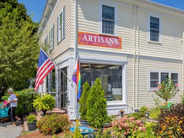 11 Pleasant St #1, New London, NH 03257