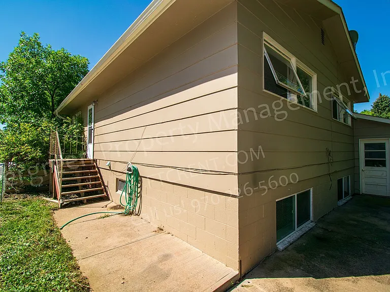 1916 Larkspur Dr — Photo 35