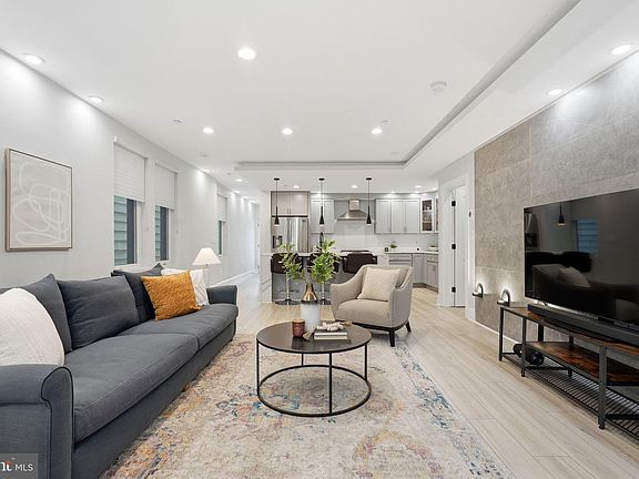 5th image of 2108 4th St NE #A