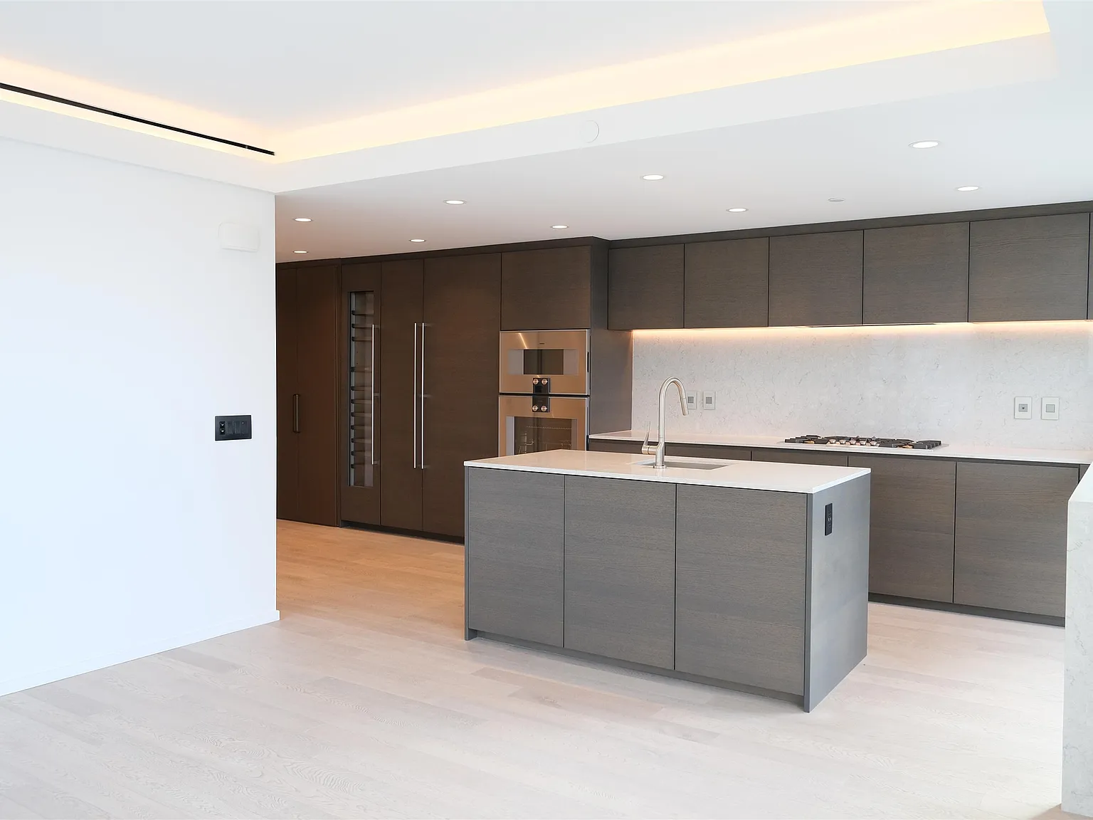 1408 Robson St — Photo 3
