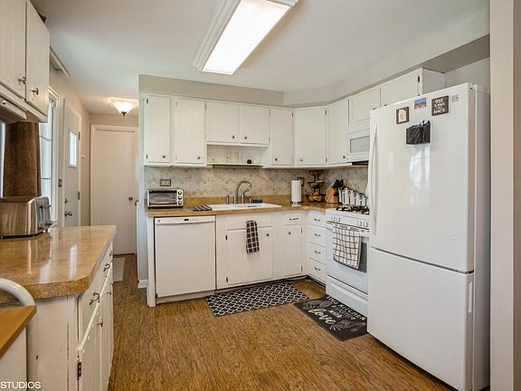 4th image of 635 Duxbury Ln