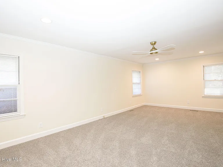 345 E New Hampshire Ave — Photo 37