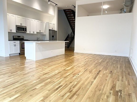 5th image of 1348 N Milwaukee Ave #206