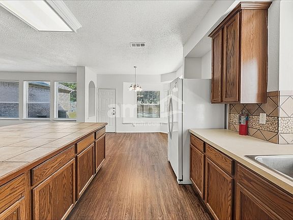 4th image of 1360 Calvert Dr