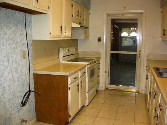 5th image of 310 Trent St