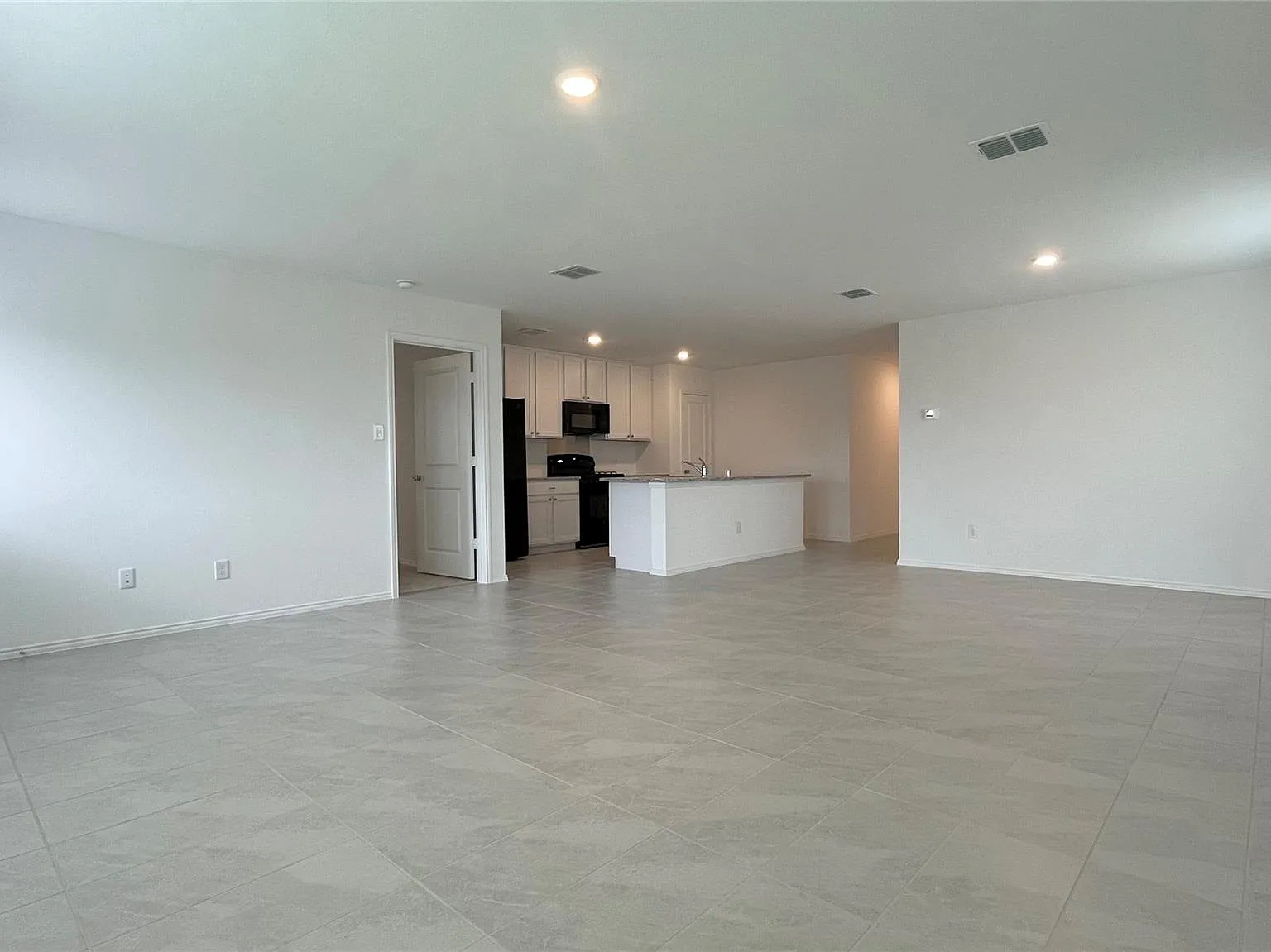 4 bed, 1705 sqft, $2,300 — Photo 2