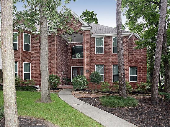 Nestled on lush grounds beneath mature trees, the
home exudes highly desirable peaceful, open privacy. Here you will find the perfect harmony traditional yet contemporary and large but intimate.