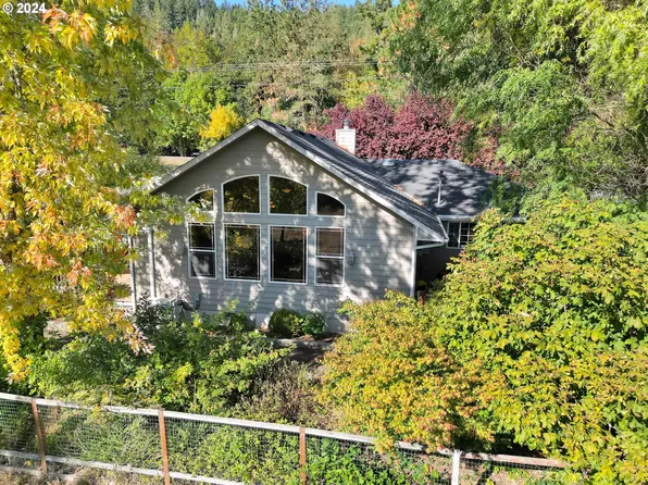 2744 Coos Bay Wagon Rd, Roseburg, OR 97471
