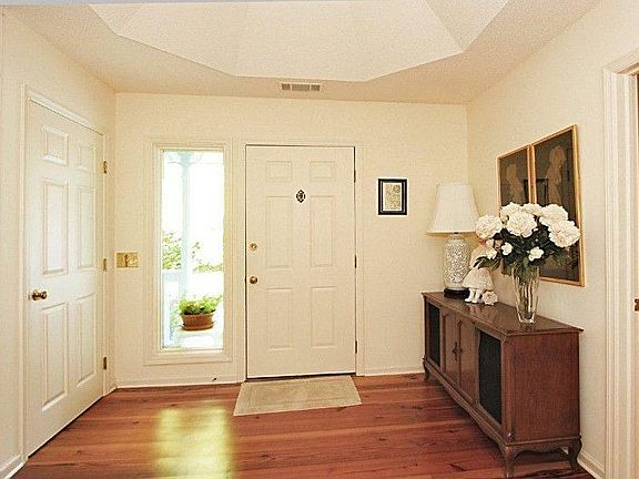 2nd image of 8 Stillwater Ct