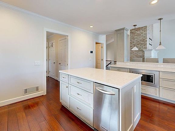 5th image of 140 Island Green Cir
