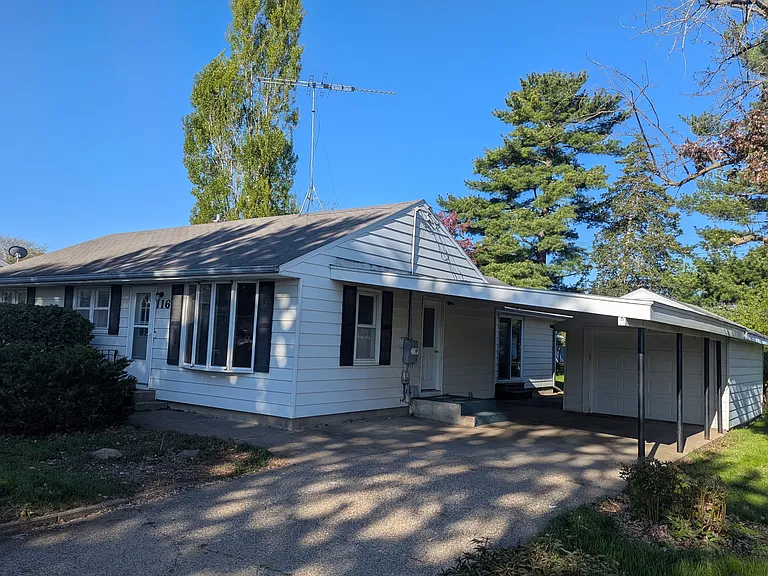 116 Rhame Ave — Photo 1