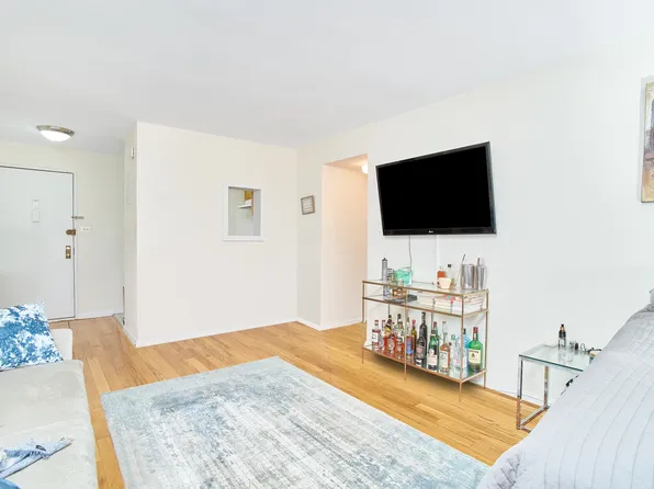 165 Christopher Street image 2 of 11