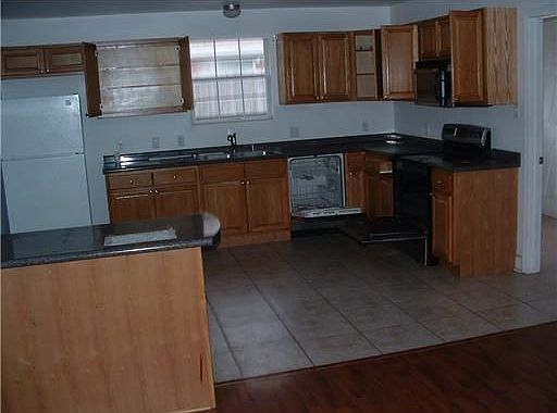 2nd image of 2521 Garden St