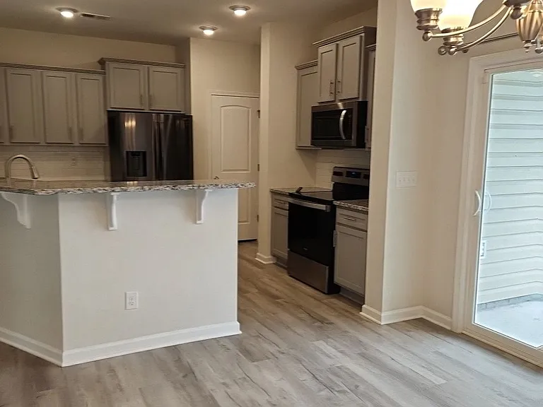 497 Hillsborough Dr — Photo 4