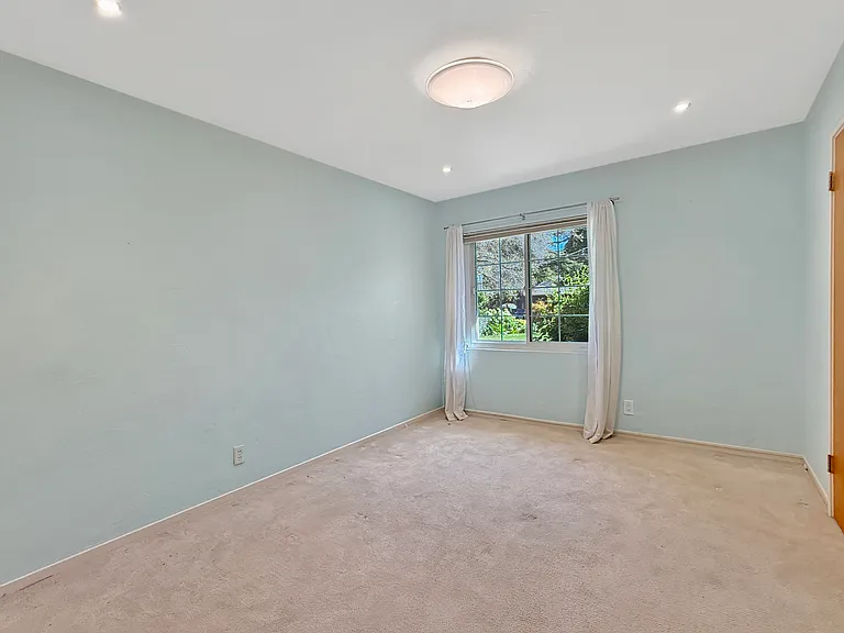 950 Olive St — Photo 34