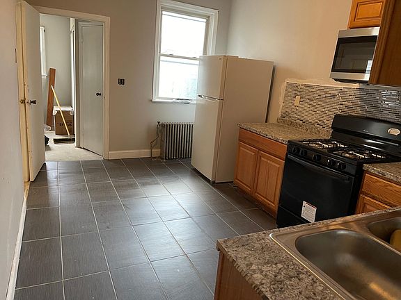 5th image of 122 Lake St
