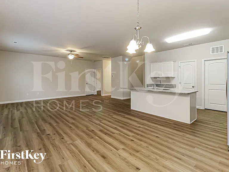 1136 Scarlett Dr — Photo 4