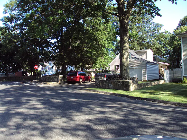 115 Stuart Ave — Photo 2
