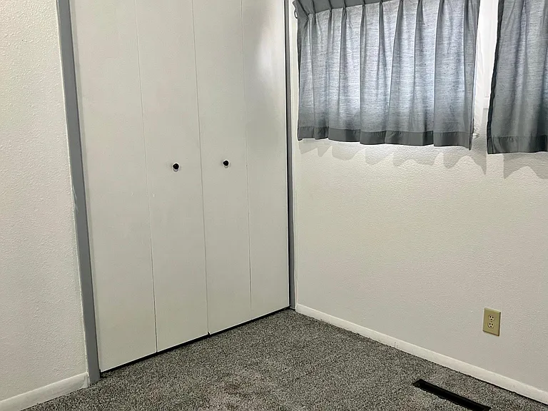 Middle bedroom