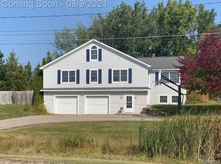 3052 Lahring Rd, Fenton, MI 48430