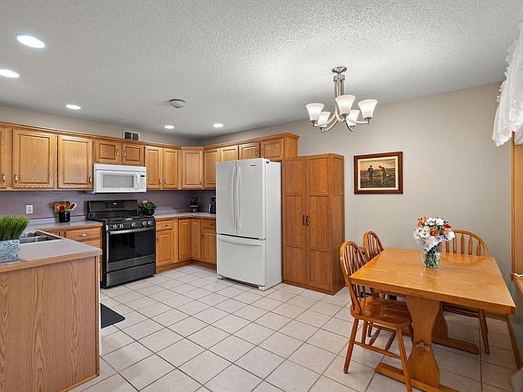 5th image of 1038 Prairie View Dr SW