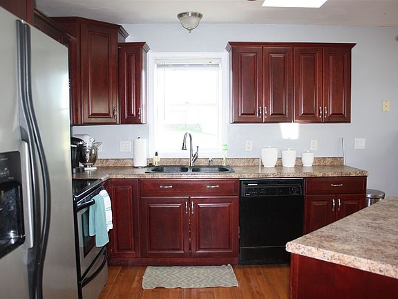 4th image of 407 N Woodland Dr