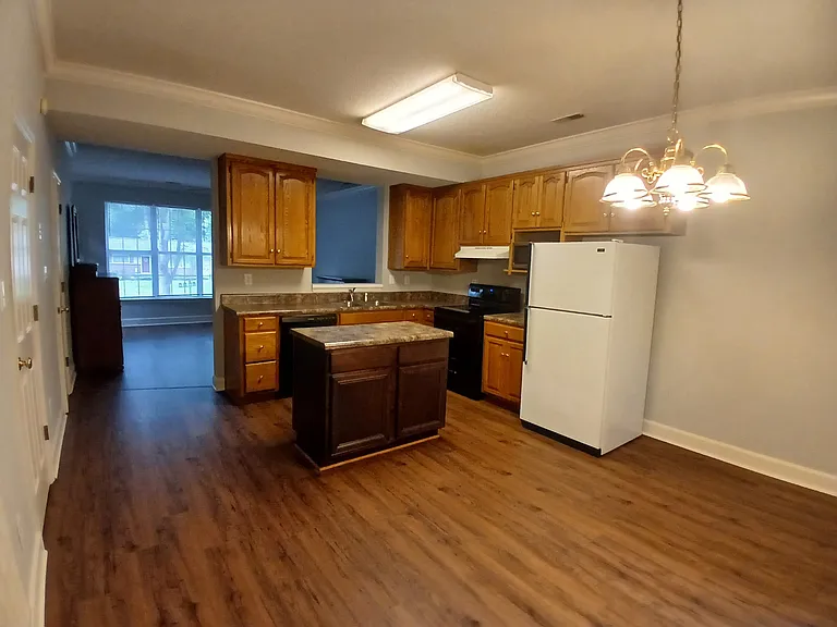 137 Sharon Dr NE — Photo 4