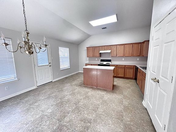 4th image of 347 Meadow Park