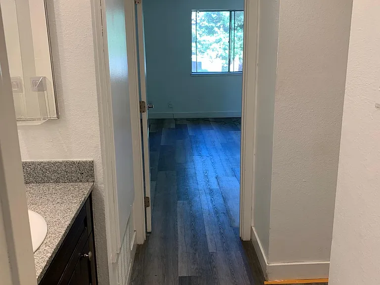259 N Capitol Ave — Photo 14
