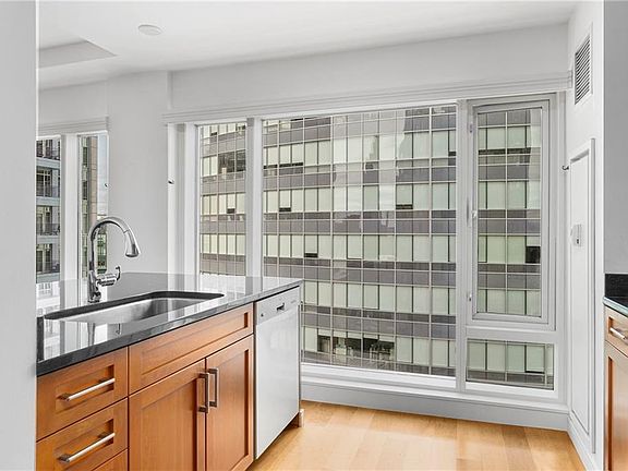 5th image of 100 Exchange St Unit 1006