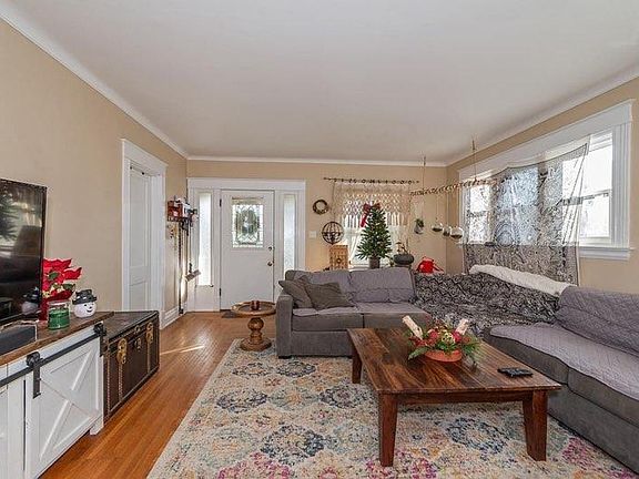 4th image of 3941 Floral Ave