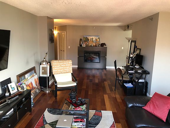 LIVING ROOM W/FIREPLACE
