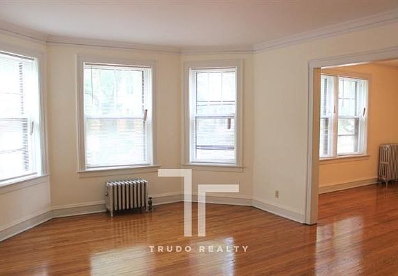 5th image of 1115 W Oakdale Ave
