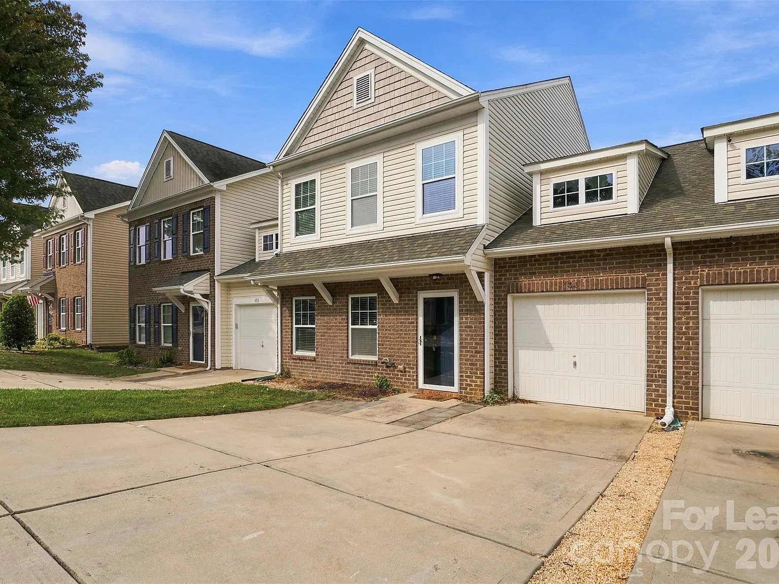 3 bed, 2.5 bath, 2208 sqft, $2,250 — Photo 2