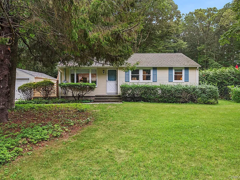115 W Cove Rd — Photo 1
